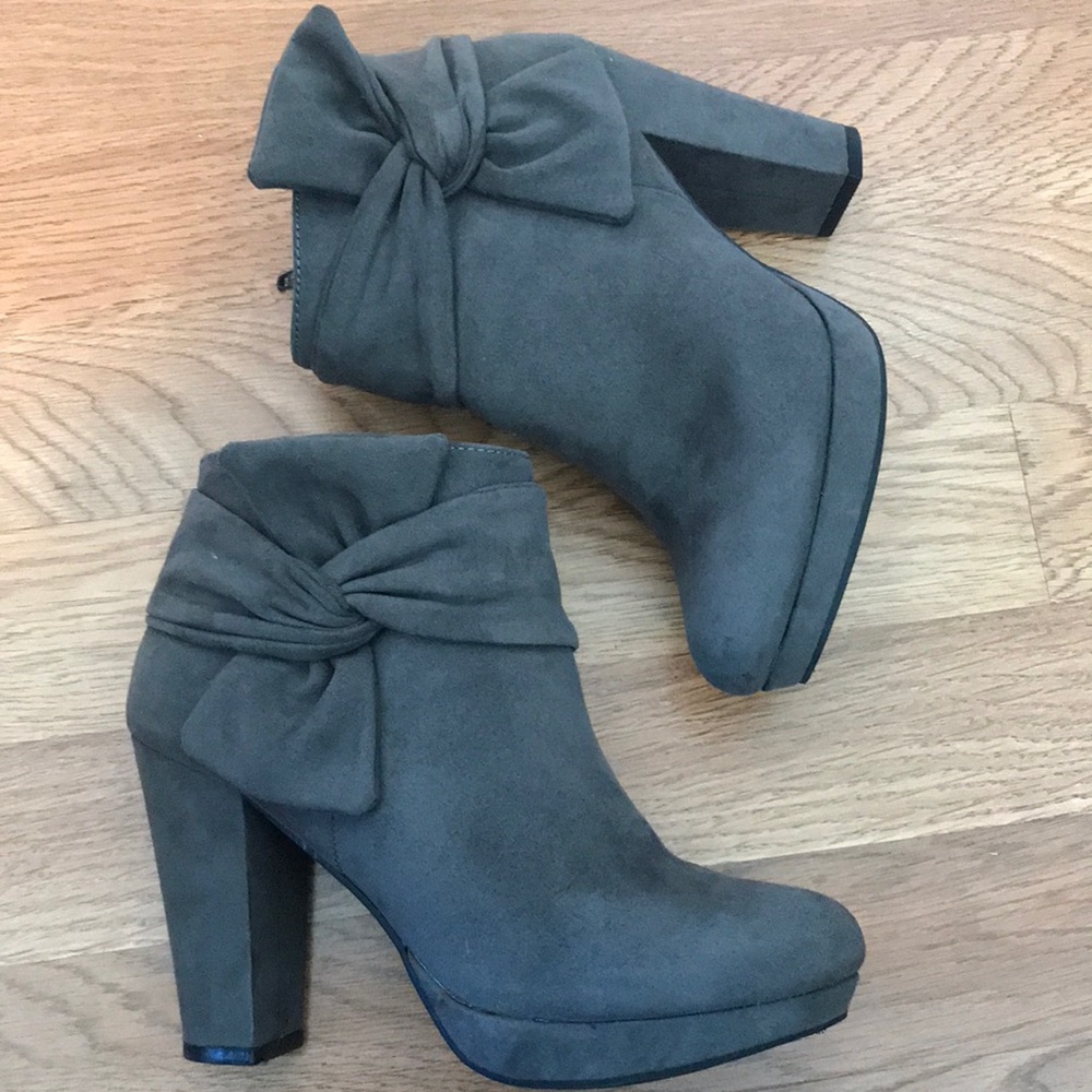Lauren Conrad Gray Suede Heels w/ Bow
